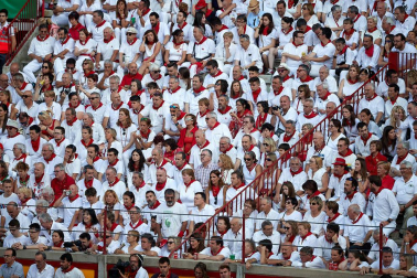 Público asistente a la Plaza de Toros de Pamplona durante la primera corrida de la Feria deL Toro 2019.