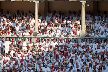 Público asistente a la Plaza de Toros de Pamplona durante la primera corrida de la Feria deL Toro 2019.