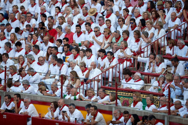 Público asistente a la Plaza de Toros de Pamplona durante la primera corrida de la Feria deL Toro 2019.