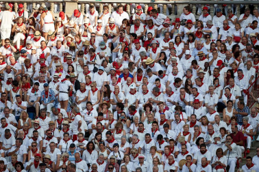 Público asistente a la Plaza de Toros de Pamplona durante la primera corrida de la Feria deL Toro 2019.