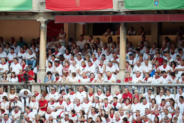 Público asistente a la Plaza de Toros de Pamplona durante la primera corrida de la Feria deL Toro 2019.