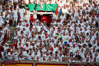 Público asistente a la Plaza de Toros de Pamplona durante la primera corrida de la Feria deL Toro 2019.