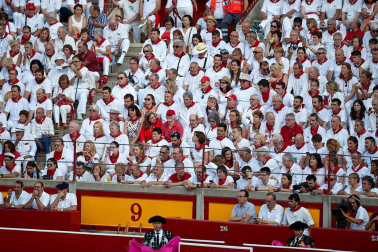 Público asistente a la Plaza de Toros de Pamplona durante la primera corrida de la Feria deL Toro 2019.