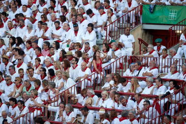Público asistente a la Plaza de Toros de Pamplona durante la primera corrida de la Feria deL Toro 2019.