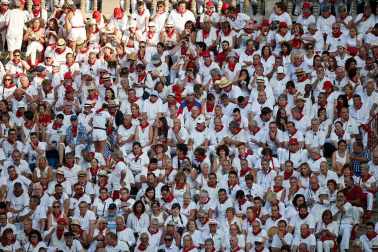 Público asistente a la Plaza de Toros de Pamplona durante la primera corrida de la Feria deL Toro 2019.
