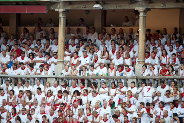 Público asistente a la Plaza de Toros de Pamplona durante la primera corrida de la Feria deL Toro 2019.