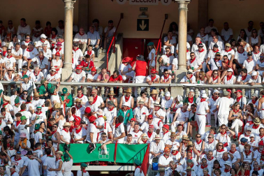 Público asistente a la Plaza de Toros de Pamplona durante la primera corrida de la Feria deL Toro 2019.
