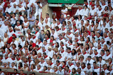 Público asistente a la Plaza de Toros de Pamplona durante la primera corrida de la Feria deL Toro 2019.