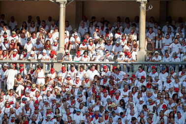 Público asistente a la Plaza de Toros de Pamplona durante la primera corrida de la Feria deL Toro 2019.