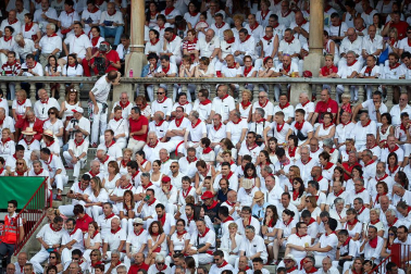 Público asistente a la Plaza de Toros de Pamplona durante la primera corrida de la Feria deL Toro 2019.