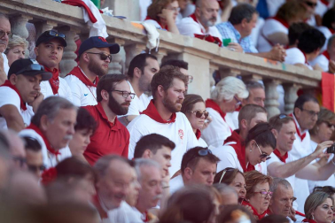 Público asistente a la Plaza de Toros de Pamplona durante la primera corrida de la Feria deL Toro 2019.