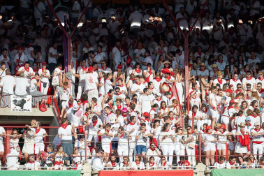 Público asistente a la Plaza de Toros de Pamplona durante la primera corrida de la Feria deL Toro 2019.