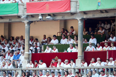 Público asistente a la Plaza de Toros de Pamplona durante la primera corrida de la Feria deL Toro 2019.