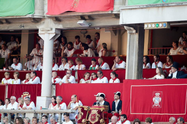 Público asistente a la Plaza de Toros de Pamplona durante la primera corrida de la Feria deL Toro 2019.
