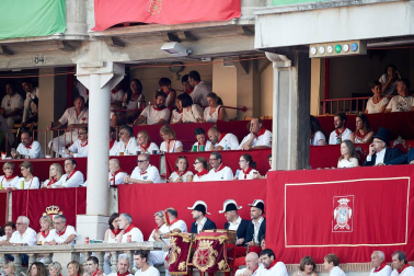Público asistente a la Plaza de Toros de Pamplona durante la primera corrida de la Feria deL Toro 2019.