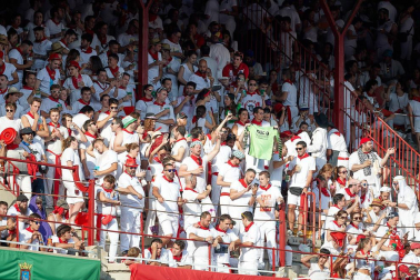Público asistente a la Plaza de Toros de Pamplona durante la primera corrida de la Feria deL Toro 2019.