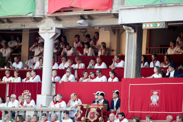 Público asistente a la Plaza de Toros de Pamplona durante la primera corrida de la Feria deL Toro 2019.