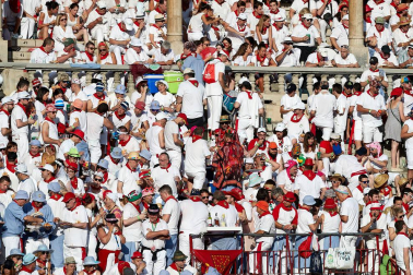 Público asistente a la Plaza de Toros de Pamplona durante la primera corrida de la Feria deL Toro 2019.