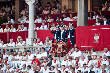 Público asistente a la Plaza de Toros de Pamplona durante la primera corrida de la Feria deL Toro 2019.