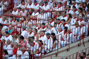 Público asistente a la Plaza de Toros de Pamplona durante la primera corrida de la Feria deL Toro 2019.