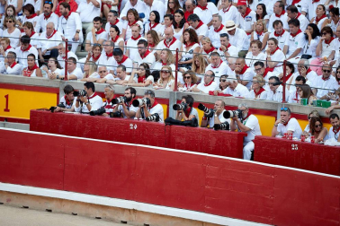Público asistente a la Plaza de Toros de Pamplona durante la primera corrida de la Feria deL Toro 2019.