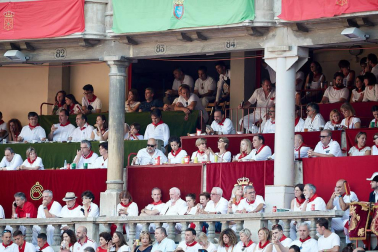 Público asistente a la Plaza de Toros de Pamplona durante la primera corrida de la Feria deL Toro 2019.
