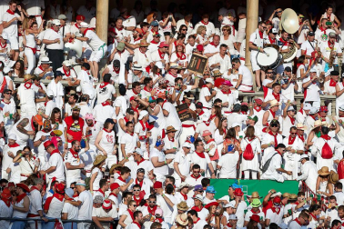 Público asistente a la Plaza de Toros de Pamplona durante la primera corrida de la Feria deL Toro 2019.