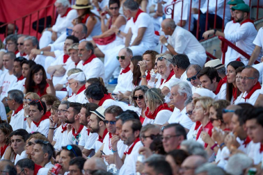 Público asistente a la Plaza de Toros de Pamplona durante la primera corrida de la Feria deL Toro 2019.
