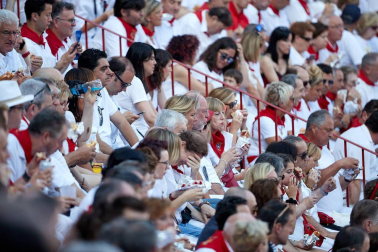 Público asistente a la Plaza de Toros de Pamplona durante la primera corrida de la Feria deL Toro 2019.