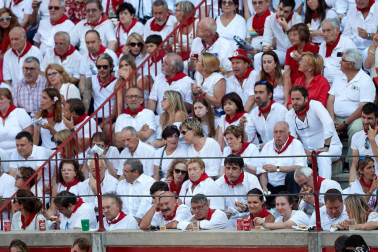 Público asistente a la Plaza de Toros de Pamplona durante la primera corrida de la Feria deL Toro 2019.