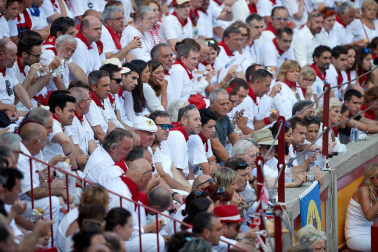 Público asistente a la Plaza de Toros de Pamplona durante la primera corrida de la Feria deL Toro 2019.
