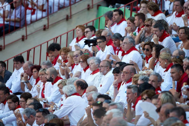 Público asistente a la Plaza de Toros de Pamplona durante la primera corrida de la Feria deL Toro 2019.