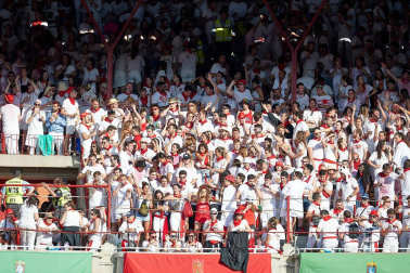 Público asistente a la Plaza de Toros de Pamplona durante la primera corrida de la Feria deL Toro 2019.