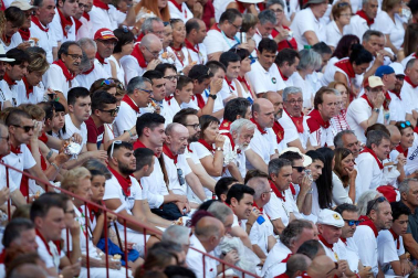 Público asistente a la Plaza de Toros de Pamplona durante la primera corrida de la Feria deL Toro 2019.