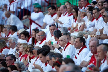 Público asistente a la Plaza de Toros de Pamplona durante la primera corrida de la Feria deL Toro 2019.