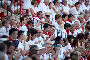 Público asistente a la Plaza de Toros de Pamplona durante la primera corrida de la Feria deL Toro 2019.