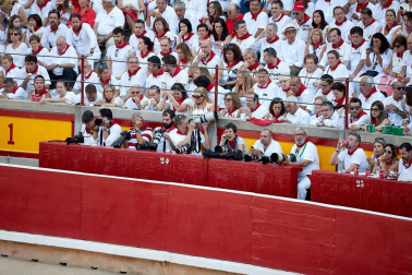 Público asistente a la Plaza de Toros de Pamplona durante la primera corrida de la Feria deL Toro 2019.