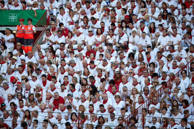 Público asistente a la Plaza de Toros de Pamplona durante la primera corrida de la Feria deL Toro 2019.