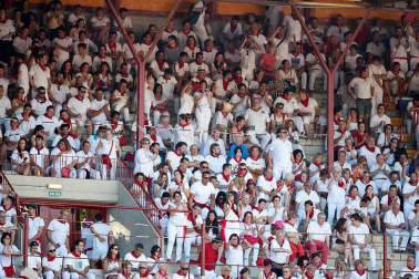 Público asistente a la Plaza de Toros de Pamplona durante la primera corrida de la Feria deL Toro 2019.