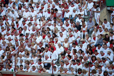 Público asistente a la Plaza de Toros de Pamplona durante la primera corrida de la Feria deL Toro 2019.