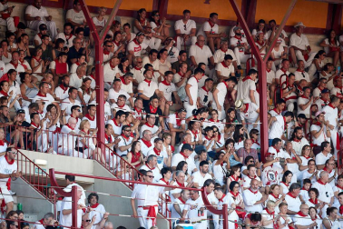 Público asistente a la Plaza de Toros de Pamplona durante la primera corrida de la Feria deL Toro 2019.