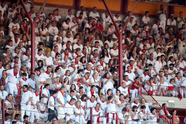 Público asistente a la Plaza de Toros de Pamplona durante la primera corrida de la Feria deL Toro 2019.