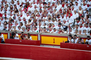 Público asistente a la Plaza de Toros de Pamplona durante la primera corrida de la Feria deL Toro 2019.