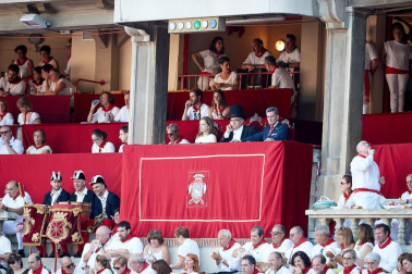 Público asistente a la Plaza de Toros de Pamplona durante la primera corrida de la Feria deL Toro 2019.