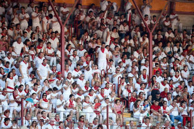 Público asistente a la Plaza de Toros de Pamplona durante la primera corrida de la Feria deL Toro 2019.