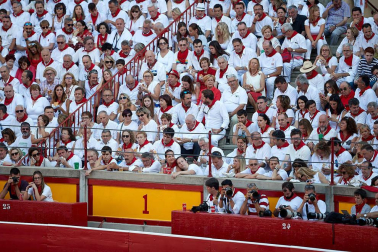 Público asistente a la Plaza de Toros de Pamplona durante la primera corrida de la Feria deL Toro 2019.
