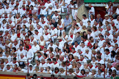 Público asistente a la Plaza de Toros de Pamplona durante la primera corrida de la Feria deL Toro 2019.