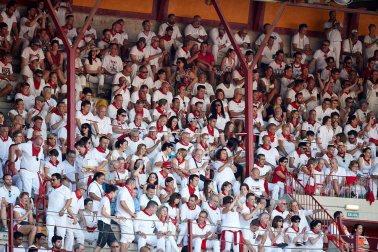 Público asistente a la Plaza de Toros de Pamplona durante la primera corrida de la Feria deL Toro 2019.