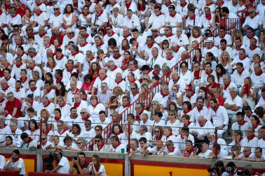 Público asistente a la Plaza de Toros de Pamplona durante la primera corrida de la Feria deL Toro 2019.