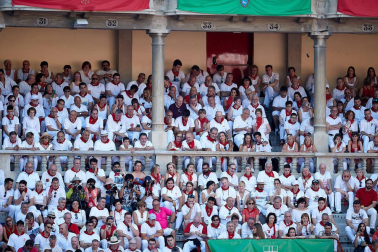 Público asistente a la Plaza de Toros de Pamplona durante la primera corrida de la Feria deL Toro 2019.